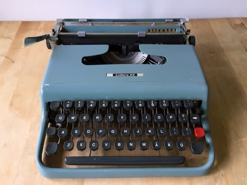 Olivetti Lettera 22 skrivmaskin