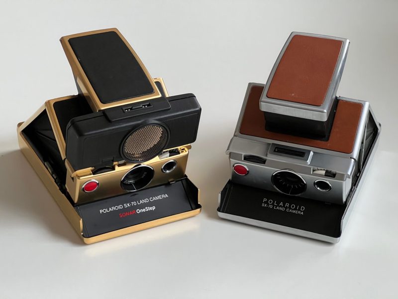 Den ursprungliga Polaroid SX-70 och den begränsade upplagan SX-70 Sonar OneStep Gold