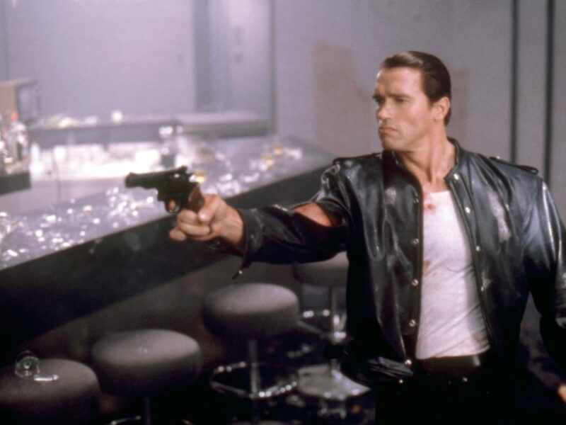 Hårda bud (Raw Deal) från 1986 med Arnold Schwarzenegger